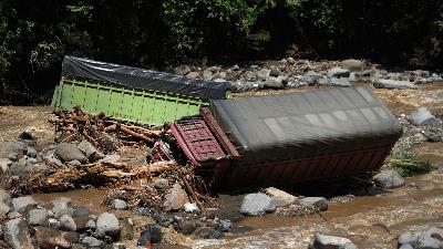 Dua truk hanyut dan terjebak di aliran sungai Lembah Anai, Kabupaten Tanah Datar, 12 Mei 2024/Tempo/Fachri Hamzah