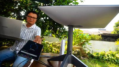 A Starlink internet customer tests the Internet speed using a speed test app in Cibinong, Bogor, West Java, May 15.
 TEMPO/Tony Hartawan
