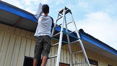 Installation of Starlink devices at the office of the General Election Supervisory Agency of Yahukimo Regency, Papua, February 10.
Photo Courtesy of David Sobolim
