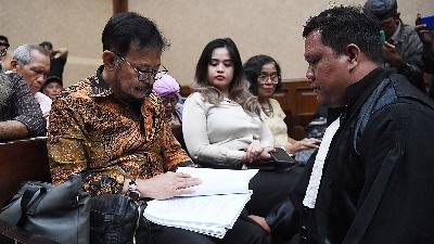 Syahrul Yasin Limpo (left), defendant of extortion and graft case at the Ministry of Agriculture talking to his lawyer before attending a hearing at the Corruption Court, Jakarta, May 15.
ANTARA/Akbar Nugroho Gumay

