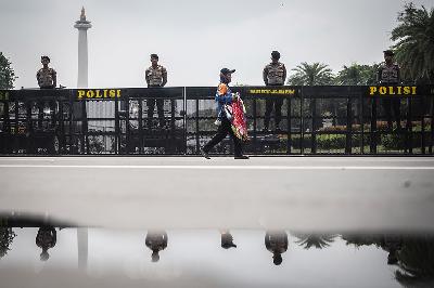 Sejumlah personel Kepolisian bersiaga saat pengamanan aksi peringatan Hari Buruh Internasional di kawasan Patung Kuda, Jakarta, 1 Mei 2024. ANTARA/Aprillio Akbar