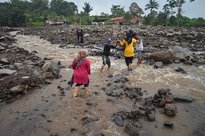 Warga Desa Nagari Sungai Jambu yang terdampak banjir bandang aliran Gunung Marapi di Tanah Datar, Sumatera Barat, 20 Mei 2024. ANTARA/Iggoy el Fitra