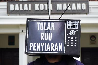 Unjuk rasa wartawan menolak Rancangan Undang-undang (RUU) Penyiaran di depan Gedung Balai Kota Malang, Malang, Jawa Timur, 17 Mei 2024. ANTARA/Irfan Sumanjaya