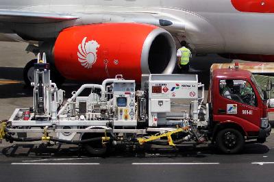 Petugas mengisi bahan bakar jenis avtur untuk pesawat di Bandara Soekarno Hatta, Tangerang, Banten. Dok.TEMPO/Marifka Wahyu Hidayat
