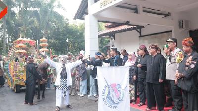 Bupati Sukabumi H Marwan Hamami menghadiri acara Festival dan Gelar Budaya Hari Nelayan Palabuhanratu Ke-64 Tahun 2024, di Dermaga 1 PPNP Palabuhanratu, Selasa, 21 Mei 2024.