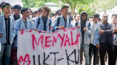 Mahasiwa Universitas Riau (Unri) berunjuk rasa menolak kenaikan uang kuliah tunggal (UKT) dan Iuran Pengembangan Institusi (IPI) di depan Gedung Rektorat UNRI, di Riau, 14 Mei 2024. Tempo/Karunia Putri 
