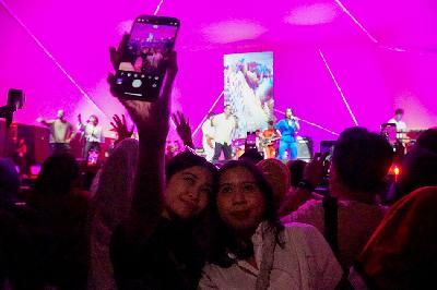 Penonton melakukan swafoto saat penampilan Maliq & D’Essentials pada hari pertama BNI Java Jazz Festival 2024 di BNI Hall JIExpo Kemayoran, Jakarta, 24 Mei 2024. TEMPO/Martin Yogi Pardamean
