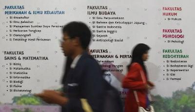 Pengunjung melintas di depan bannner program studi salah satu stan universitas pada Indonesia International Education and Training Expo (IIETE) 2024 di Jakarta Convention Center, Jakarta, 25 Februari 2024. ANTARA/Indrianto Eko Suwarso