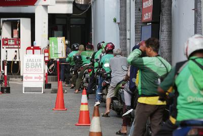 Pengendara sepeda motor antre mengisi bahan bakar minyak (BBM) di SPBU Pertamina, Jakarta, 29 Mei 2024. TEMPO/Subekti