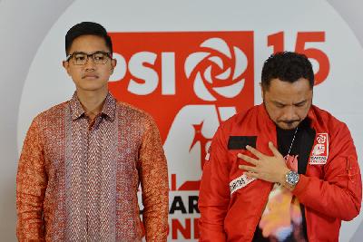 Ketua Umum PSI Kaesang Pangarep (kiri) dan Dewan Pembina PSI Giring Ganesha (kanan) di DPP PSI Pusat, Jakarta, 24 November 2023. TEMPO/ Febri Angga Palguna 