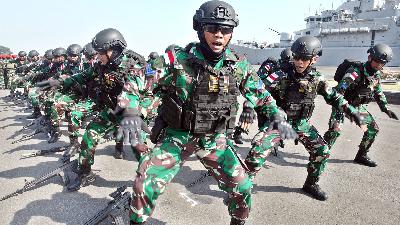 Sejumlah prajurit TNI meneriakkan Yel Yel saat upacara pemberangkatan Satgas Rim Of The Pacific 2024 di Koarmada II, Surabaya, Jawa Timur, 31 Mei 2024. Antara/Didik Suhartono