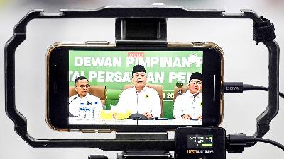 Plt Ketua Umum Partai Persatuan Pembangunan (PPP) Muhamad Mardiono (tengah) memberikan keterangan terkait sikap MK yang menolak gugatan PHPU Pileg 2024 di Kantor DPP PPP, Jakarta, 22 Mei 2024. Antara/Erlangga Bregas Prakoso