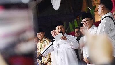 Prabowo Subianto menyampaikan pidato bersama Ketua Umum Partai Koalisi Indonesia Maju dan Demokrat, di Kertanegara, Jakarta, 20 Maret 2024. Tempo/M Taufan Rengganis