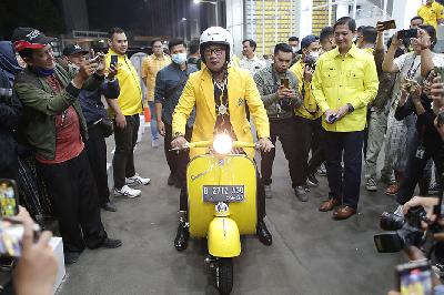 Ridwan Kamil mengendarai motor vespa klasik saat meninggalkan kantor DPP Partai Golkar, Jakarta, 18 Januari 2023. TEMPO/M Taufan Rengganis
