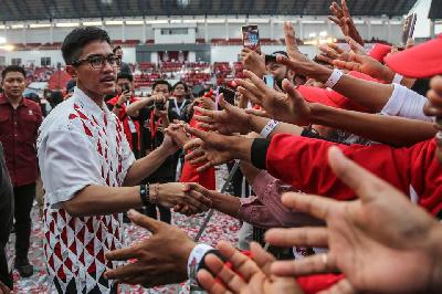 Ketua Partai Solidaritas Indonesia (PSI) Kaesang Pangarep (kiri) bersalaman dengan simpatisan usai mengikuti puncak perayaan HUT ke-9 PSI di Stadion Jatidiri, Semarang, Jawa Tengah, 9 Desember 2023. ANTARA/Makna Zaezar