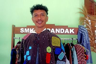 Guru SMKN 1 Pandak, Indra Gunawan mengenakan baju rancangan siswanya di Bantul, Yogyakarta, 29 Mei 2024. TEMPO/Shinta Maharani
