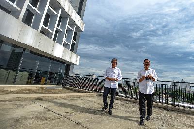 Kepala Badan Otorita Ibu Kota Negara (IKN) Nusantara Bambang Susantono (kanan) dan Wakilnya Dhony Rahajoe (kiri) di kantor redaksi Tempo, Palmerah, Jakarta, 21 Maret 2023. TEMPO/Tony Hartawan