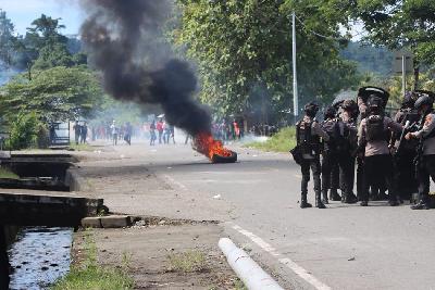 Personel Kepolisian Resor Nabire berhadapan dengan pengunjuk rasa dari Rakyat Peduli HAM Papua di Nabire, Papua Tengah, 5 April 2024 Dok. Polda Papua