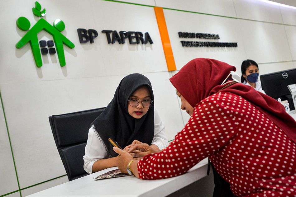 Petugas melayani peserta tabungan perumahan rakyat (Tapera) di Kantor Pelayanan Badan Pengelola Tapera, Jakarta, 4 Juni 2024. TEMPO/Tony Hartawan
