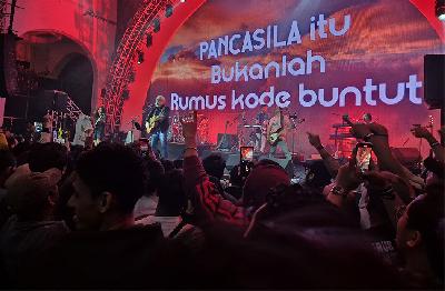 Konser Iwan Fals di Bengkel Space, Jakarta, 7 Juni 2024. TEMPO/Indra Wijaya