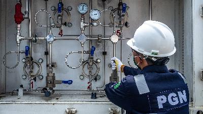 An employee of PGN distributes compressed natural gas (CNG) using Gas Transportation Module (GTM) technology or Gaslink Trucks to supply household natural gas in the Semarang area, Central Java, April 16, 2020.
ANTARA/Aji Styawan
