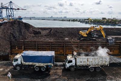 Bongkar muat batubara di pelabuhan Tanjung Priok, Jakarta. Tempo/Tony Hartawan