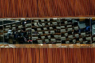 Refleksi di cermin sejumlah anggota DPR mengikuti Rapat Paripurna DPR ke-18 Masa Persidangan V berkenaan dengan Perubahan Ketiga atas Undang-Undang Nomor 6 Tahun 2011 tentang Keimigrasian yang diajukan Badan Legislasi (Baleg) DPR RI menjadi RUU usul inisiatif DPR RI di kompleks Parlemen, Jakarta, 28 Mei 2024. ANTARA/Aditya Pradana Putra