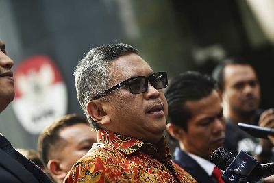Sekretaris Jenderal Partai Demokrasi Indonesia Perjuangan (PDIP), Hasto Kristiyanto, memenuhi panggilan penyidik untuk menjalani pemeriksaan di gedung Komisi Pemberantasan Korupsi Jakarta, 10 Juni 2024. TEMPO/Imam Sukamto