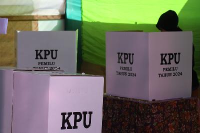 Warga mengikuti pemungutan suara ulang (PSU) di TPS, Kota Padang, Sumatera Barat, 24 Februari 2024. TEMPO/Fachri Hamzah