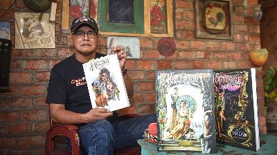 Penulis novel grafis Yaya Riyadin dan karyanya, novel grafis 'Katumbiri: Regenboog' di Tangerang Selatan, 12 Juni 2024. Tempo/M Taufan Rengganis