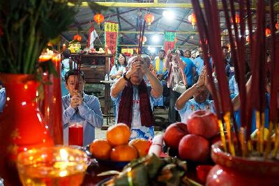 Warga keturunan Tionghoa melakukan sembahyang dan doa sebelum mengikuti ritual memandikan perahu di Pendopo Peh Cun, Karawaci, Kota Tangerang, Banten, 9 Juni 2024. TEMPO/Martin Yogi Pardamean