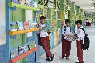 Siswa membaca buku koleksi perpustakaan mini di Sekolah Dasar Negeri (SDN) Kompleks IKIP, Makassar. TEMPO/Asrul Firga Utama