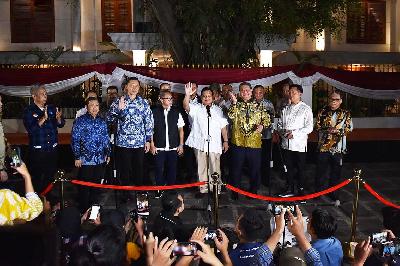 Prabowo Subianto (tengah) bersama Koalisi Indonesia Maju di Rumah Kertanegara, Jakarta, 13 Oktober 2023. TEMPO/M Taufan Rengganis