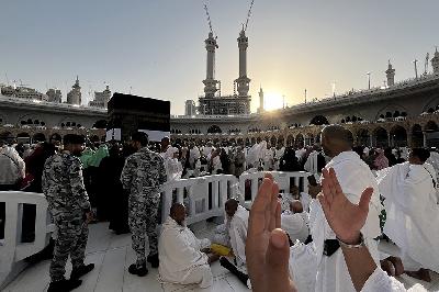 Jamaah calon haji Indonesia memanjatkan doa di Masjidil Haram, Makkah, Arab Saudi, 23 Mei 2024. ANTARA/Sigid Kurniawan