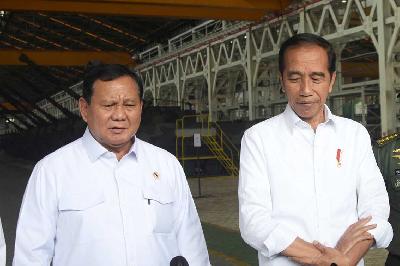Prabowo Subianto (kiri) dan Presiden Joko Widodo menjawab pertanyaan wartawan di PT Pindad, Bandung, Jawa Barat, 19 September 2023. TEMPO/Prima Mulia