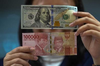 Pegawai tengah menghitung uang pecahan 100 dolar Amerika di Penukaran Valuta Asing PT Ayu Masagung, Jakarta, 20 Juni 2024. TEMPO/Tony Hartawan