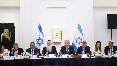 Perdana Menteri Israel Benjamin Netanyahu memimpin rapat kabinet di Yerusalem, 5 Juni 2024. Pool via Reuters/Gil Cohen-Magen