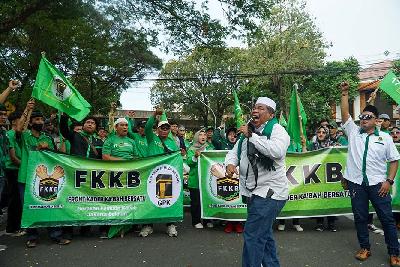Sejumlah massa dari Front Kader Ka’bah Bersatu (FKKB), menggelar aksi demonstrasi menuntut Plt. Ketua Umum PPP Mardiono untuk mengundurkan diri di depan Kantor Dewan Pimpinan Pusat (DPP) Partai Persatuan Pembangunan (PPP), Menteng, Jakarta Pusat, 14 Juni 2024. TEMPO/Martin Yogi Pardamean