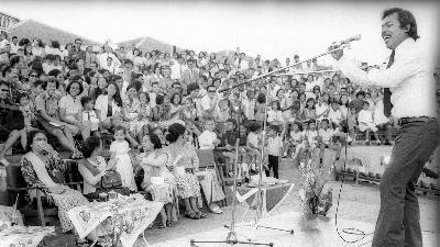 Seniman Benyamin Sueb, menyanyi dalam peringatan ulang tahun Taman Ria Remaja di Jakarta, 1971. Dok.Tempo/Hasanta