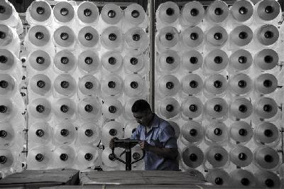 Pekerja pabrik tekstil di Jawa Barat, 1 Maret 2023. ANTARA/Raisan Al Farisi