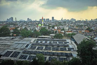Panel surya yang terpasang di atap Gedung Bluebird Pusat, Jakarta, 2023. TEMPO/M Taufan Rengganis