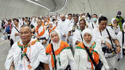 Jamaah haji Indonesia berjalan menuju Jamarat untuk melempar jamrah aqobah di Mina, Makkah, Arab Saudi, 16 Juni 2024. Antara/Sigid Kurniawan