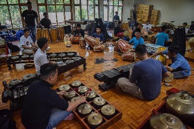 Kelompok musik Sinar Muda memainkan kesenian Gambang Kromong di Balai Kesenian Jakarta Barat, Jakarta, 21 Juni 2024. TEMPO/M Taufan Rengganis