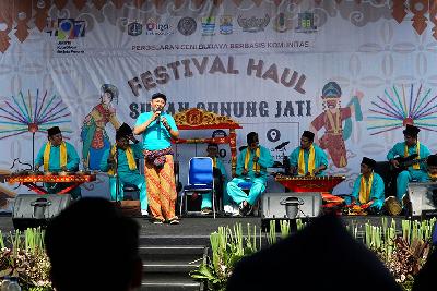 Penampilan Gambang Kromong Alunan Silibet pada festival Haul Sunan Gunung Jati di Museum Bahari, Jakarta Utara, 20 Juni 2024. TEMPO/Martin Yogi Pardamean