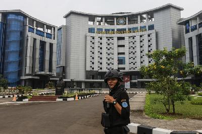 Petugas berjaga di depan gedung Kantor Badan Siber dan Sandi Negara, Sawangan, Depok, Jawa Barat. ANTARA/Asprilla Dwi Adha