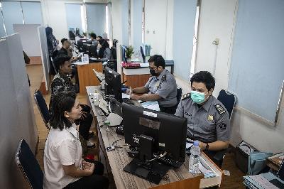 Pelayanan imigrasi di Kantor Imigrasi Kelas 1 Khusus Non TPI Jakarta Barat telah pulih pascagangguan pada Pusat Data Nasional (PDN) di Jakarta, 24 Juni 2024. ANTARA/Aprillio Akbar
