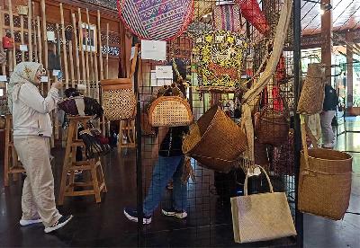 Sejumlah pengunjung memperhatikan beragam jenis tas yang dipamerkan dalam Festival Tas Nusantara (Festara) 2024 yang digelar di Balai Kota Solo, Jawa Tengah, Sabtu-Minggu, 22-23 Juni 2024. TEMPO/SEPTHIA RYANTHIE