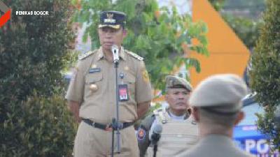 Pj. Bupati Bogor pada saat melakukan penertiban bangunan liar di kawasan Puncak, pada Senin, 24 Juni 2024.