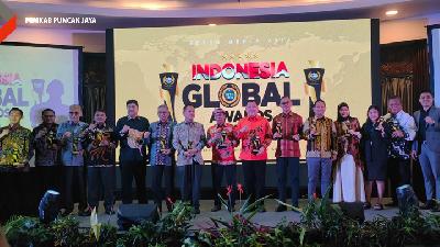 Pj. Bupati Puncak Jaya Dr. H. Tumiran. S.Sos,. M.Ap Terima Penghargaan Future Leader Award 2024 Kategori Most Promising Leader Indonesia