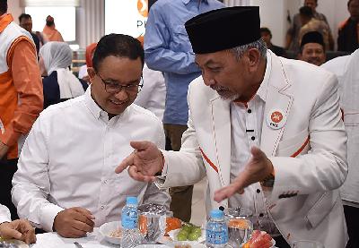 Presiden PKS Ahmad Syaikhu (kanan) bersama Anies Baswedan di Kantor DPP PKS, Jakarta, 12 September 2023. TEMPO/M Taufan Rengganis
